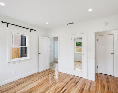 525 N Crescent Heights Boulevard - Photo Thumbnail 18