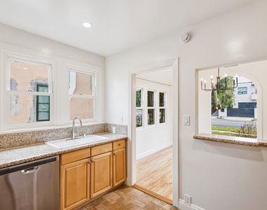 525 N Crescent Heights Boulevard - Photo Thumbnail 13