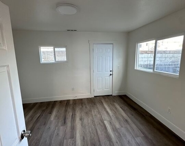 1238 N Mariposa Avenue - Photo Thumbnail 5