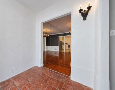 1323 N Olive Drive - Photo Thumbnail 8