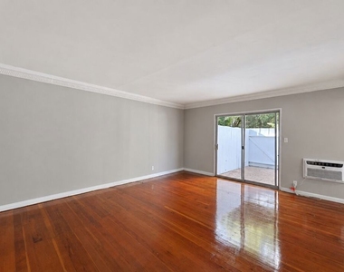 1323 N Olive Drive - Photo Thumbnail 11