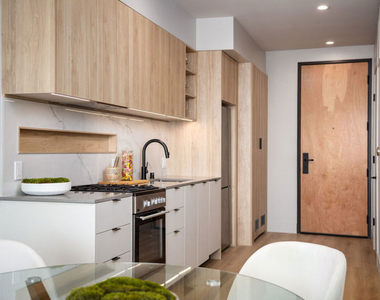12431 Rochester Avenue - Photo Thumbnail 5