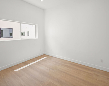 11010 Hortense Street - Photo Thumbnail 20
