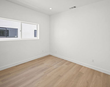 11010 Hortense Street - Photo Thumbnail 12