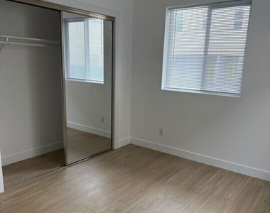 227 N Park View Street - Photo Thumbnail 7