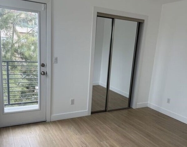 227 N Park View Street - Photo Thumbnail 5