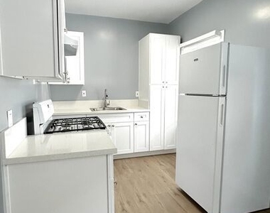 800 S Burlington Avenue - Photo Thumbnail 2