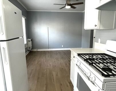 800 S Burlington Avenue - Photo Thumbnail 5