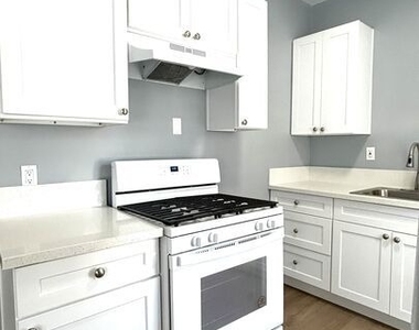 800 S Burlington Avenue - Photo Thumbnail 3