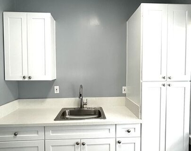 800 S Burlington Avenue - Photo Thumbnail 4