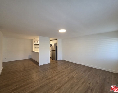 1260 Vin Scully Avenue - Photo Thumbnail 3