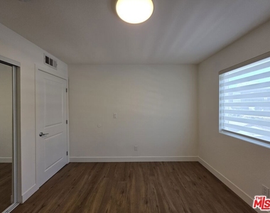1260 Vin Scully Avenue - Photo Thumbnail 10