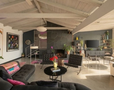 8147 Mulholland Terrace - Photo Thumbnail 16
