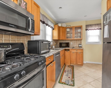 52 Syracuse Street - Photo Thumbnail 6