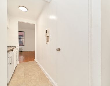353 W 44th Street - Photo Thumbnail 7