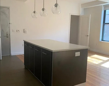 123 Parkside Avenue - Photo Thumbnail 2