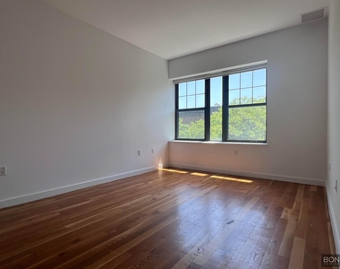 123 Parkside Avenue - Photo Thumbnail 3
