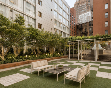 311 W Broadway - Photo Thumbnail 11