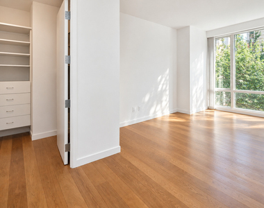 311 W Broadway - Photo Thumbnail 3