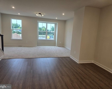 33 Oasis Avenue - Photo Thumbnail 14