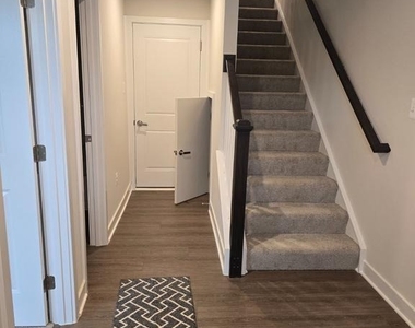 33 Oasis Avenue - Photo Thumbnail 4
