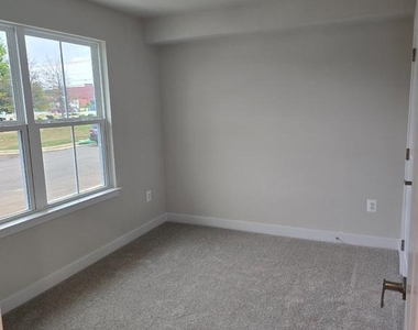 33 Oasis Avenue - Photo Thumbnail 2
