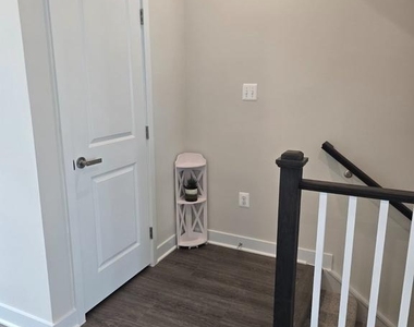 33 Oasis Avenue - Photo Thumbnail 5