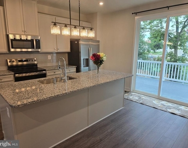 33 Oasis Avenue - Photo Thumbnail 8