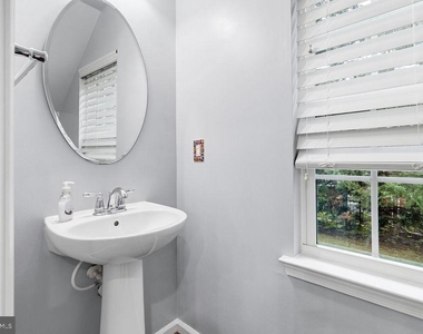 7420 Brunson Circle - Photo Thumbnail 9