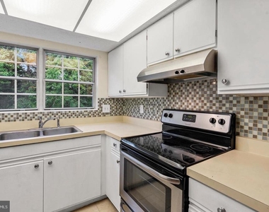 9240 Caspian Way - Photo Thumbnail 10