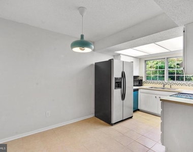 9240 Caspian Way - Photo Thumbnail 8