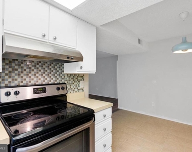 9240 Caspian Way - Photo Thumbnail 13