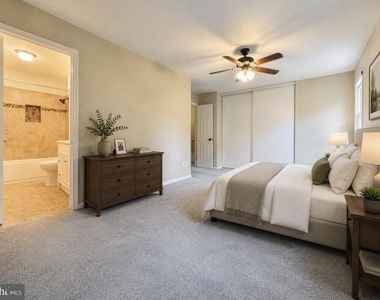 4037 Summer Hollow Court - Photo Thumbnail 7