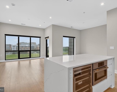 701 Swann Avenue - Photo Thumbnail 8