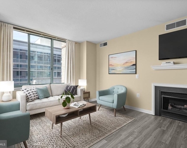 851 N Glebe Road N - Photo Thumbnail 2