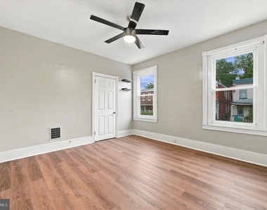 586 Martin Street - Photo Thumbnail 10