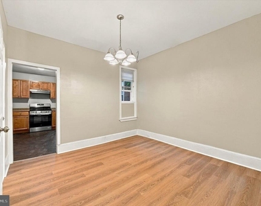 586 Martin Street - Photo Thumbnail 5