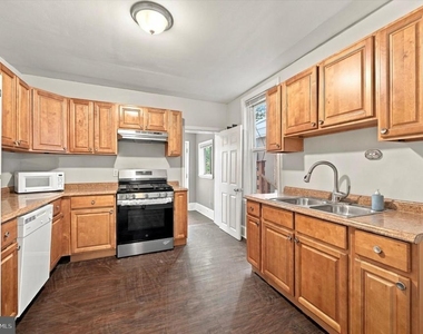 586 Martin Street - Photo Thumbnail 6