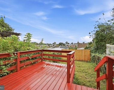 586 Martin Street - Photo Thumbnail 9