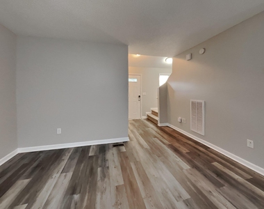 262 Santee Circle - Photo Thumbnail 1