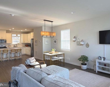 121 Four Leaf Drive - Photo Thumbnail 6