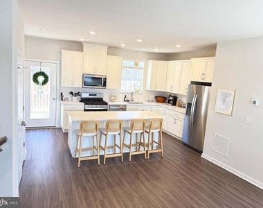 121 Four Leaf Drive - Photo Thumbnail 3