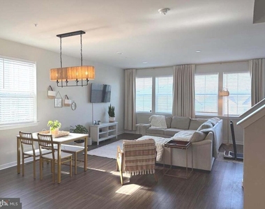 121 Four Leaf Drive - Photo Thumbnail 5
