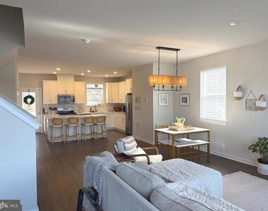 121 Four Leaf Drive - Photo Thumbnail 4