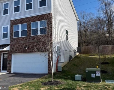 121 Four Leaf Drive - Photo Thumbnail 1