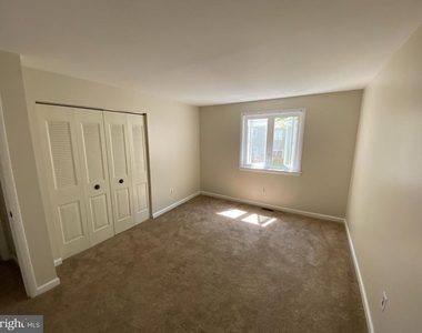 502 Portsmouth Court - Photo Thumbnail 7