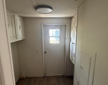 10054 Longwoods Road - Photo Thumbnail 7