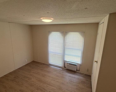 10054 Longwoods Road - Photo Thumbnail 3