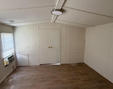 10054 Longwoods Road - Photo Thumbnail 2