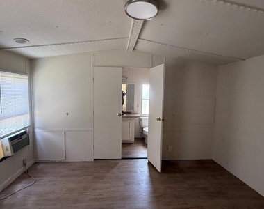 10054 Longwoods Road - Photo Thumbnail 4
